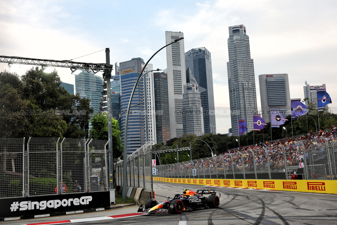 GP SINGAPORE, Sergio Perez (MEX) Red Bull Racing RB20.

20.09.2024. Formula 1 World Championship, Rd 18, Singapore Grand Prix, Marina Bay Street Circuit, Singapore, Practice Day.

 - www.xpbimages.com, EMail: requests@xpbimages.com © Copyright: Coates / XPB Images