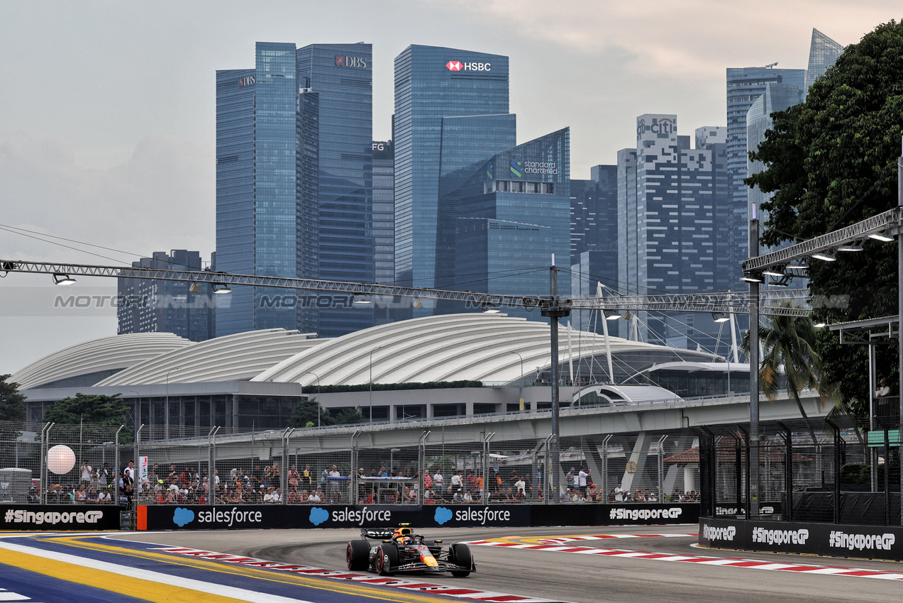 GP SINGAPORE, Sergio Perez (MEX) Red Bull Racing RB20.

20.09.2024. Formula 1 World Championship, Rd 18, Singapore Grand Prix, Marina Bay Street Circuit, Singapore, Practice Day.

- www.xpbimages.com, EMail: requests@xpbimages.com © Copyright: Moy / XPB Images