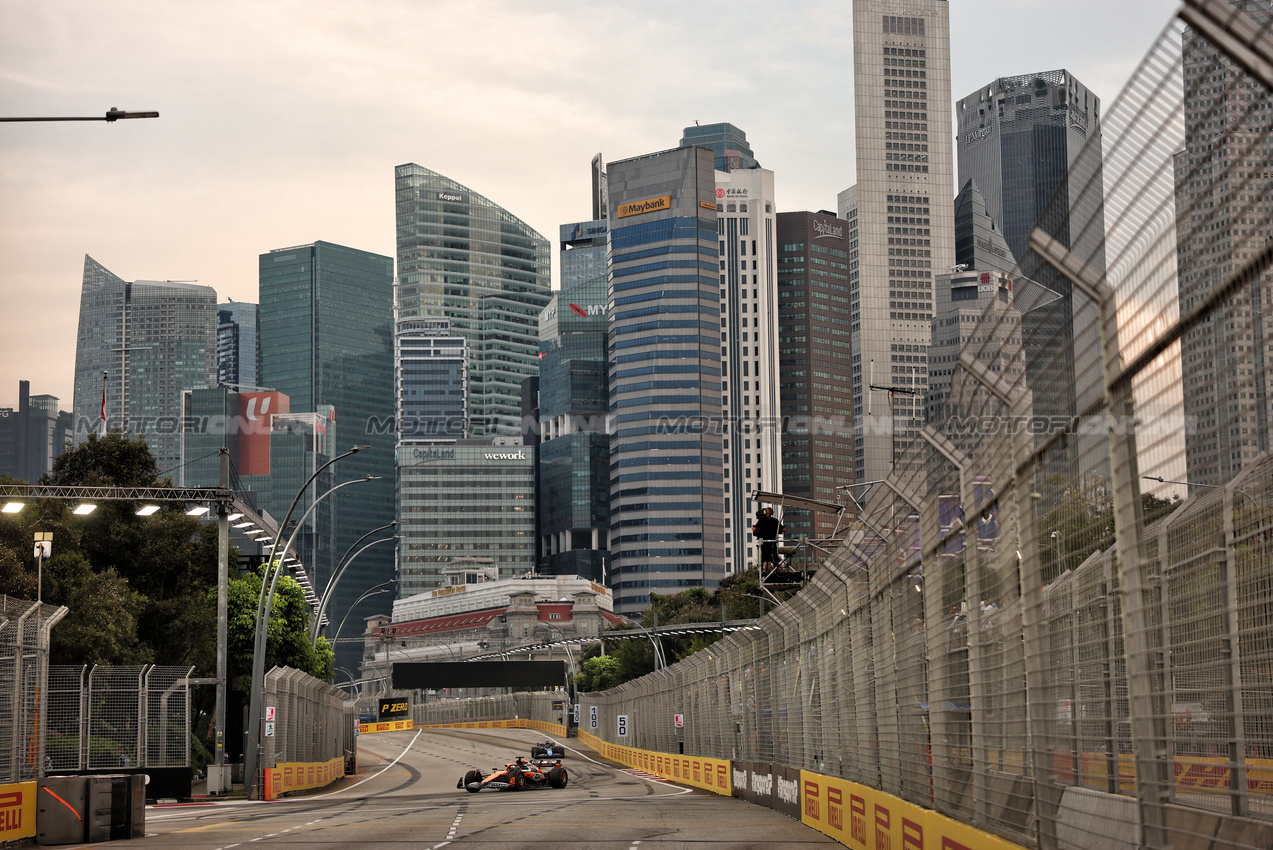 GP SINGAPORE, Oscar Piastri (AUS) McLaren MCL38.

20.09.2024. Formula 1 World Championship, Rd 18, Singapore Grand Prix, Marina Bay Street Circuit, Singapore, Practice Day.

 - www.xpbimages.com, EMail: requests@xpbimages.com © Copyright: Coates / XPB Images