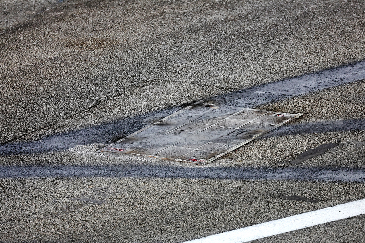 GP SINGAPORE, Circuit Atmosfera - a manhole cover repair.

20.09.2024. Formula 1 World Championship, Rd 18, Singapore Grand Prix, Marina Bay Street Circuit, Singapore, Practice Day.

- www.xpbimages.com, EMail: requests@xpbimages.com © Copyright: Rew / XPB Images