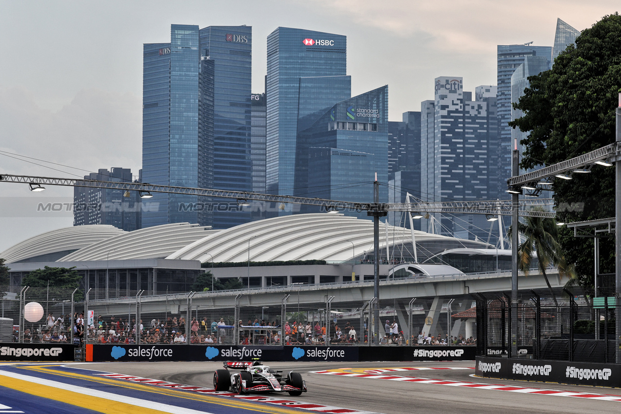 GP SINGAPORE, Nico Hulkenberg (GER) Haas VF-24.

20.09.2024. Formula 1 World Championship, Rd 18, Singapore Grand Prix, Marina Bay Street Circuit, Singapore, Practice Day.

- www.xpbimages.com, EMail: requests@xpbimages.com © Copyright: Moy / XPB Images