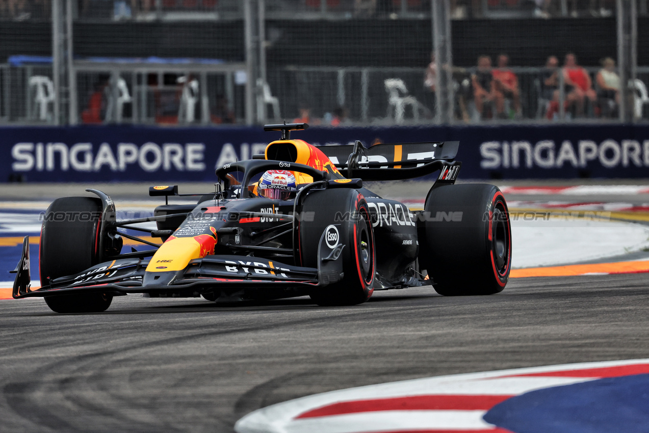 GP SINGAPORE, Max Verstappen (NLD) Red Bull Racing RB20.

20.09.2024. Formula 1 World Championship, Rd 18, Singapore Grand Prix, Marina Bay Street Circuit, Singapore, Practice Day.

- www.xpbimages.com, EMail: requests@xpbimages.com © Copyright: Rew / XPB Images