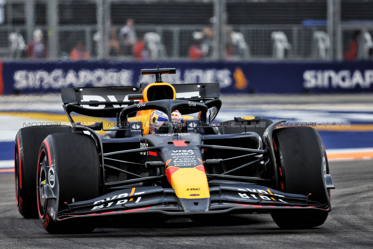 GP SINGAPORE, Max Verstappen (NLD) Red Bull Racing RB20.

20.09.2024. Formula 1 World Championship, Rd 18, Singapore Grand Prix, Marina Bay Street Circuit, Singapore, Practice Day.

- www.xpbimages.com, EMail: requests@xpbimages.com © Copyright: Rew / XPB Images