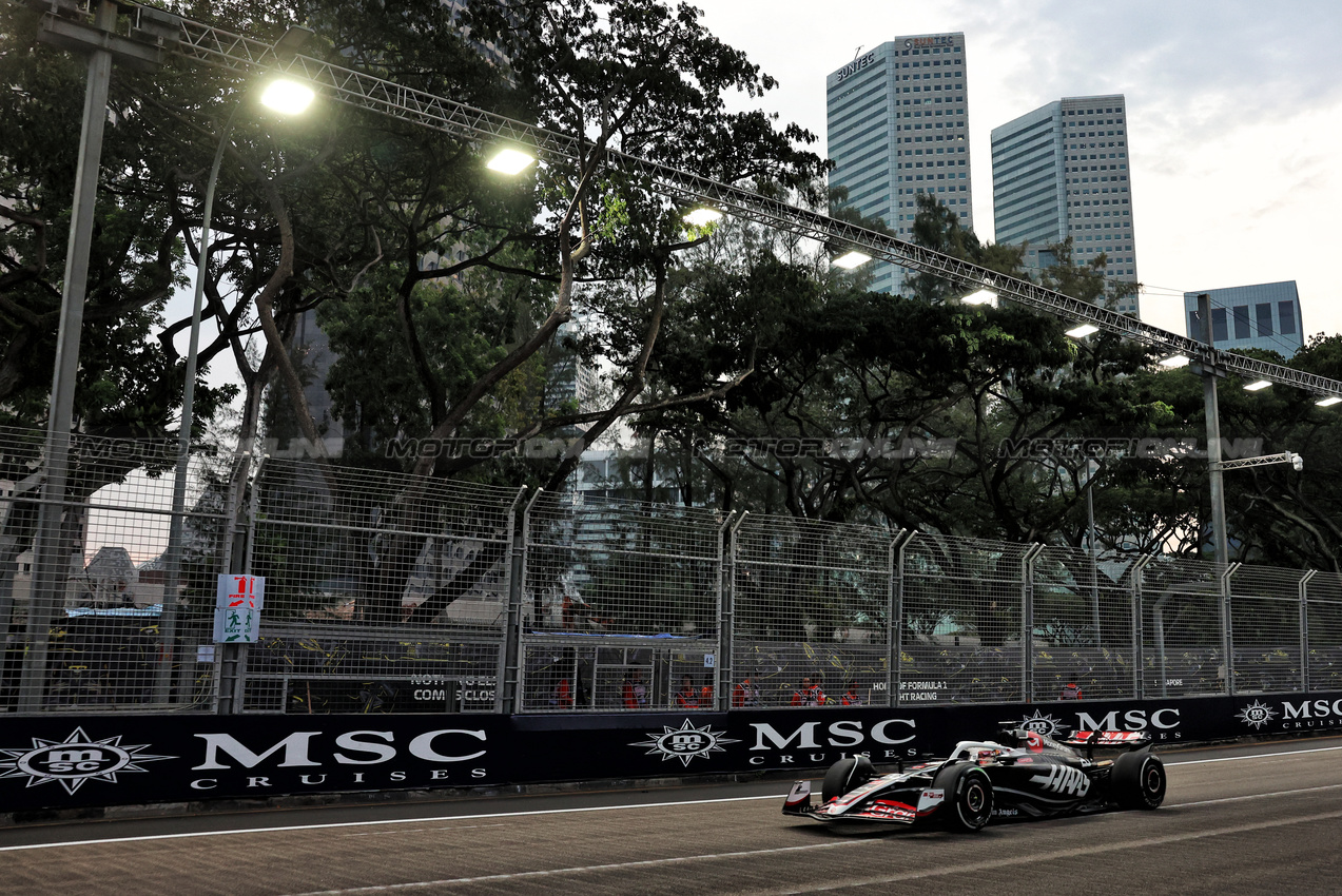 GP SINGAPORE, Kevin Magnussen (DEN) Haas VF-24.

20.09.2024. Formula 1 World Championship, Rd 18, Singapore Grand Prix, Marina Bay Street Circuit, Singapore, Practice Day.

- www.xpbimages.com, EMail: requests@xpbimages.com © Copyright: Rew / XPB Images