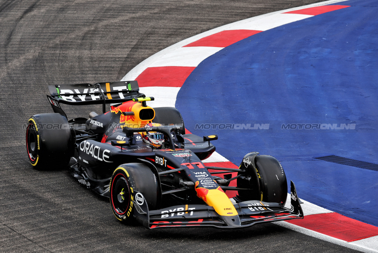 GP SINGAPORE, Sergio Perez (MEX) Red Bull Racing RB20.

20.09.2024. Formula 1 World Championship, Rd 18, Singapore Grand Prix, Marina Bay Street Circuit, Singapore, Practice Day.

- www.xpbimages.com, EMail: requests@xpbimages.com © Copyright: Rew / XPB Images