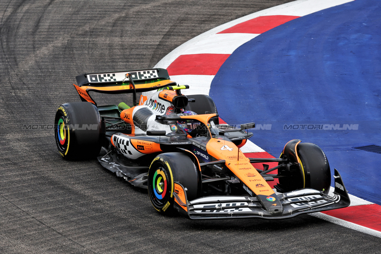 GP SINGAPORE, Lando Norris (GBR) McLaren MCL38.

20.09.2024. Formula 1 World Championship, Rd 18, Singapore Grand Prix, Marina Bay Street Circuit, Singapore, Practice Day.

- www.xpbimages.com, EMail: requests@xpbimages.com © Copyright: Rew / XPB Images