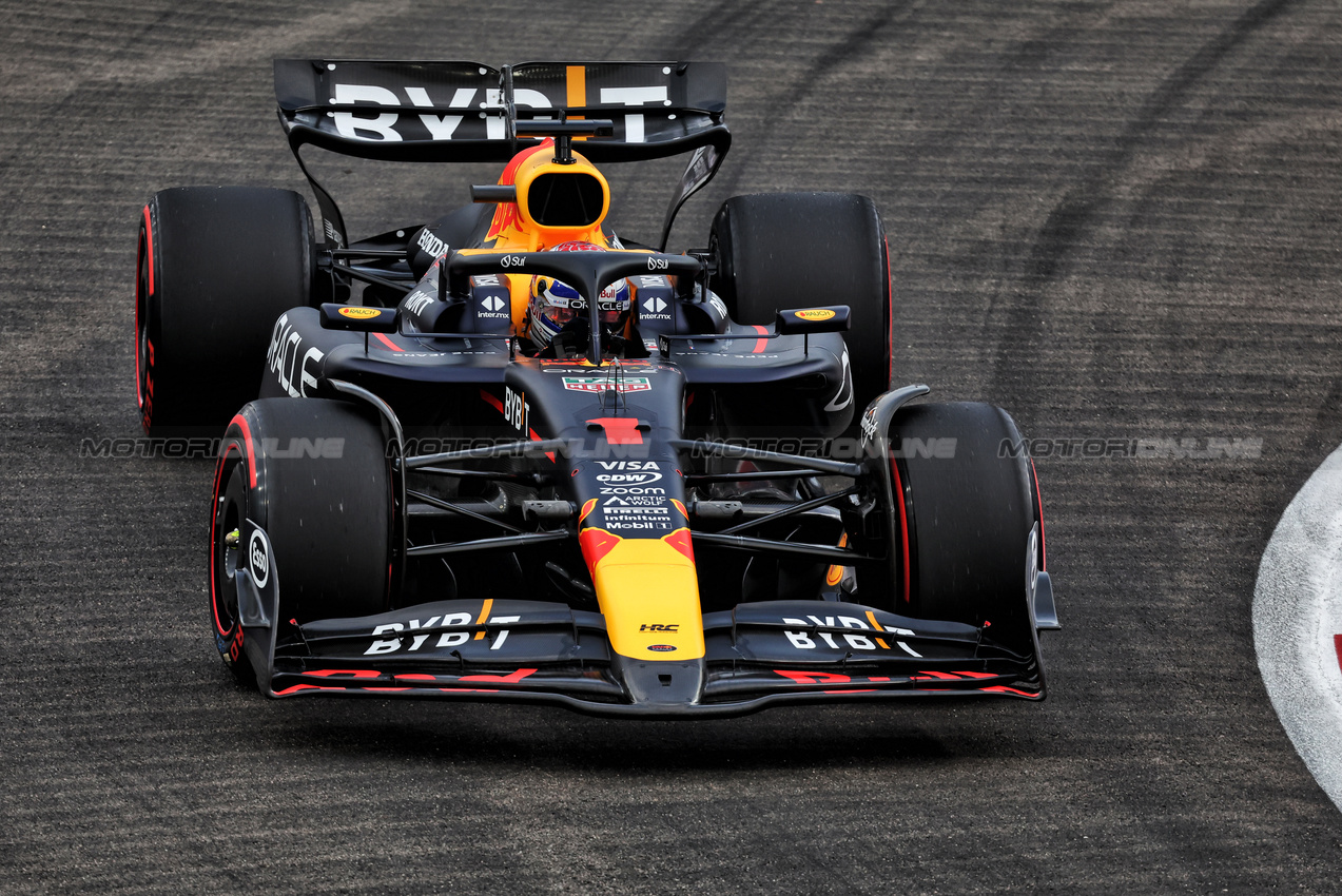 GP SINGAPORE, Max Verstappen (NLD) Red Bull Racing RB20.

20.09.2024. Formula 1 World Championship, Rd 18, Singapore Grand Prix, Marina Bay Street Circuit, Singapore, Practice Day.

- www.xpbimages.com, EMail: requests@xpbimages.com © Copyright: Rew / XPB Images