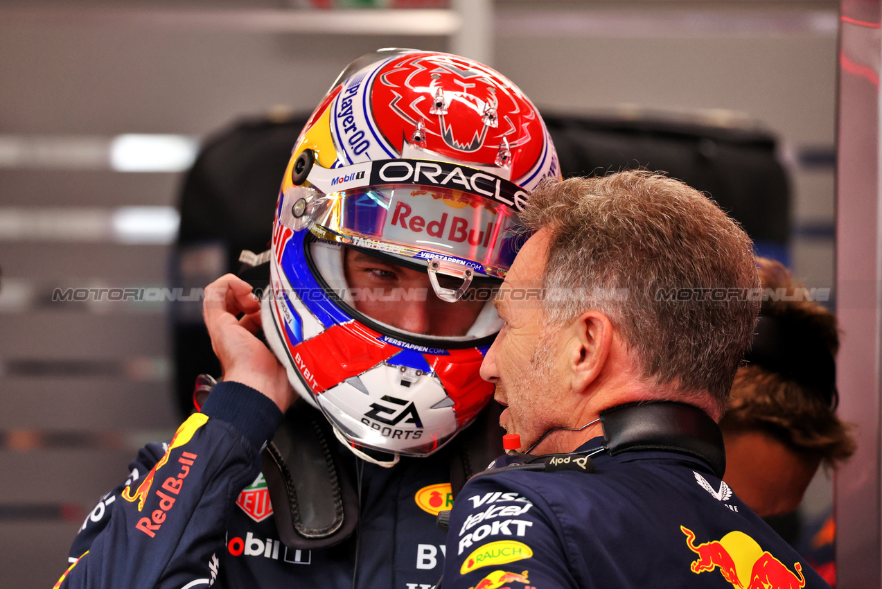 GP SINGAPORE, Max Verstappen (NLD) Red Bull Racing with Christian Horner (GBR) Red Bull Racing Team Principal.

20.09.2024. Formula 1 World Championship, Rd 18, Singapore Grand Prix, Marina Bay Street Circuit, Singapore, Practice Day.

- www.xpbimages.com, EMail: requests@xpbimages.com © Copyright: Batchelor / XPB Images