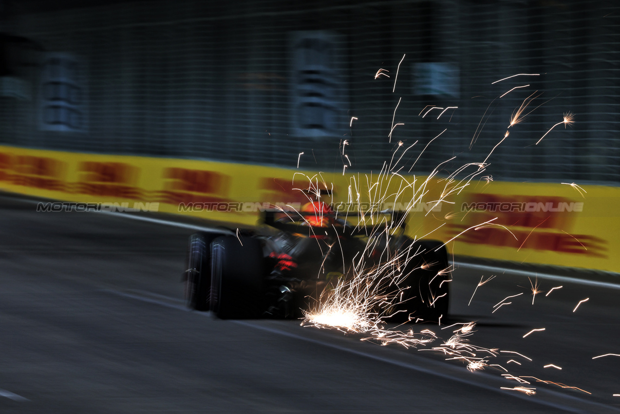 GP SINGAPORE, Max Verstappen (NLD) Red Bull Racing RB20 sends sparks flying.

20.09.2024. Formula 1 World Championship, Rd 18, Singapore Grand Prix, Marina Bay Street Circuit, Singapore, Practice Day.

- www.xpbimages.com, EMail: requests@xpbimages.com © Copyright: Charniaux / XPB Images