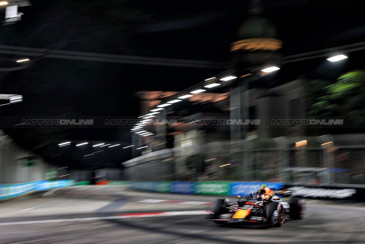 GP SINGAPORE, Sergio Perez (MEX) Red Bull Racing RB20.

20.09.2024. Formula 1 World Championship, Rd 18, Singapore Grand Prix, Marina Bay Street Circuit, Singapore, Practice Day.

 - www.xpbimages.com, EMail: requests@xpbimages.com © Copyright: Coates / XPB Images