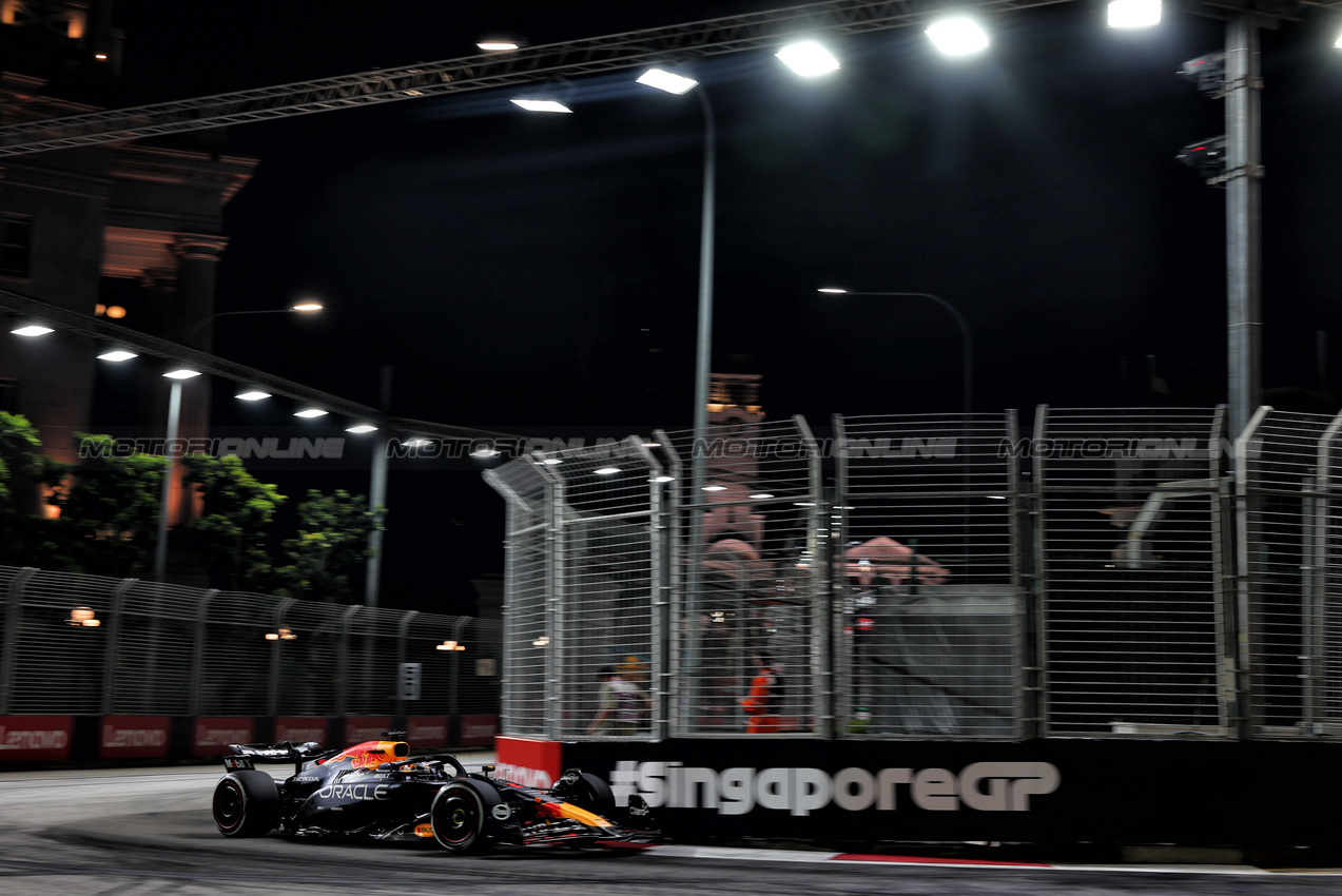 GP SINGAPORE, Max Verstappen (NLD) Red Bull Racing RB20.

20.09.2024. Formula 1 World Championship, Rd 18, Singapore Grand Prix, Marina Bay Street Circuit, Singapore, Practice Day.

 - www.xpbimages.com, EMail: requests@xpbimages.com © Copyright: Coates / XPB Images