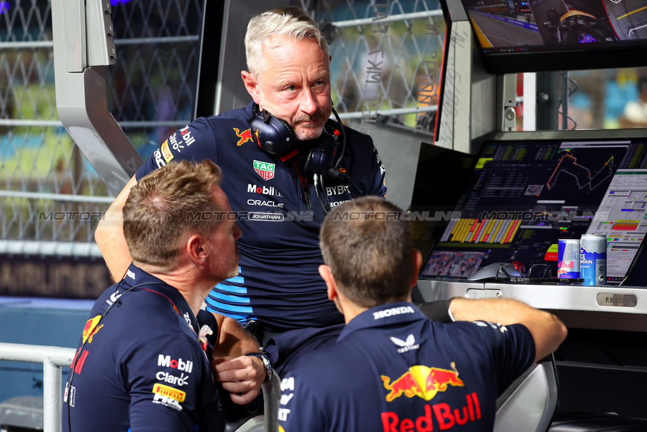 GP SINGAPORE, Jonathan Wheatley (GBR) Red Bull Racing Team Manager.

20.09.2024. Formula 1 World Championship, Rd 18, Singapore Grand Prix, Marina Bay Street Circuit, Singapore, Practice Day.

- www.xpbimages.com, EMail: requests@xpbimages.com © Copyright: Batchelor / XPB Images