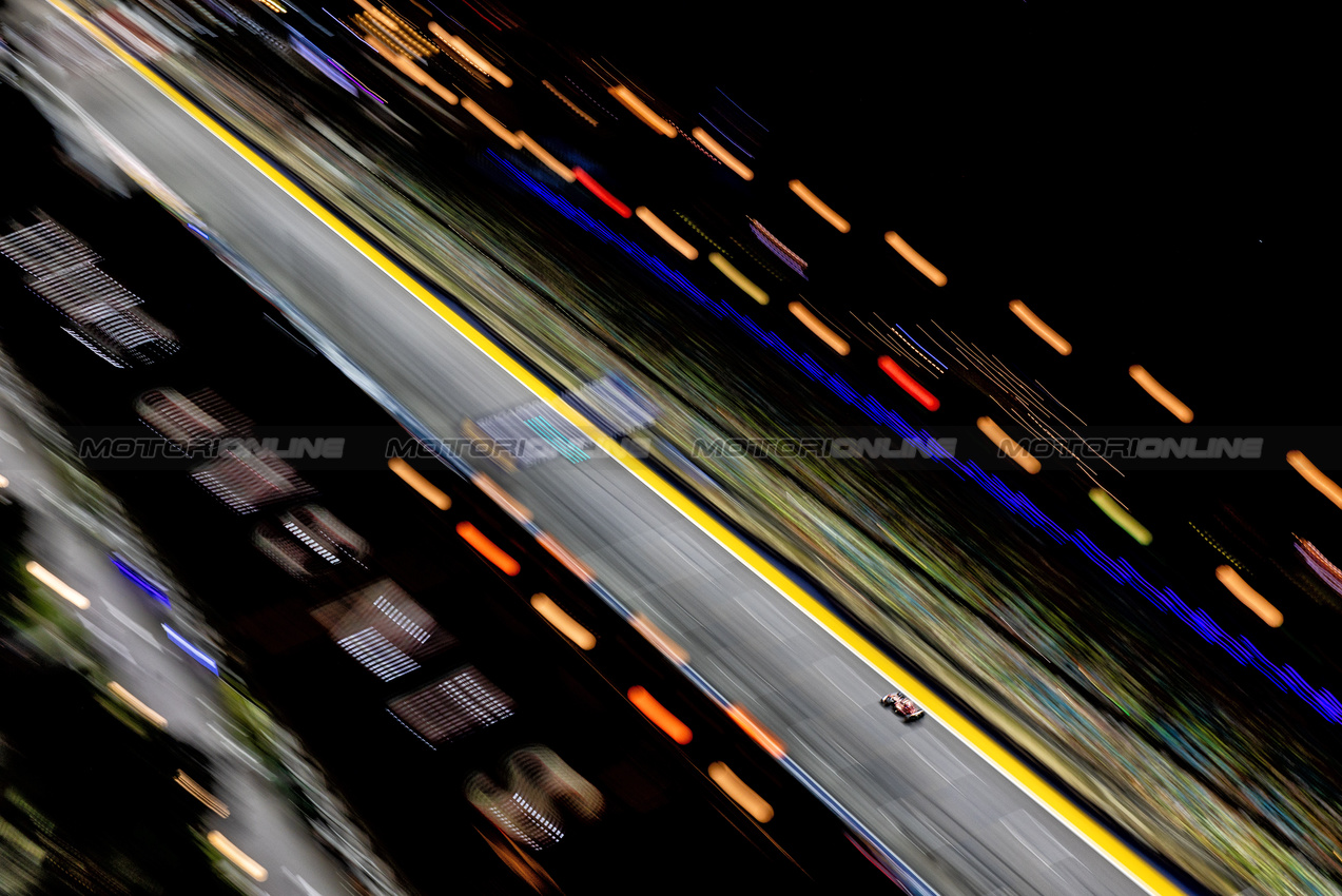 GP SINGAPORE, Carlos Sainz Jr (ESP) Ferrari SF-24.

20.09.2024. Formula 1 World Championship, Rd 18, Singapore Grand Prix, Marina Bay Street Circuit, Singapore, Practice Day.

- www.xpbimages.com, EMail: requests@xpbimages.com © Copyright: Moy / XPB Images