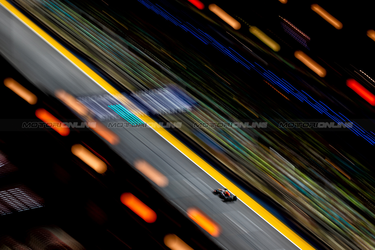 GP SINGAPORE, Max Verstappen (NLD) Red Bull Racing RB20.

20.09.2024. Formula 1 World Championship, Rd 18, Singapore Grand Prix, Marina Bay Street Circuit, Singapore, Practice Day.

- www.xpbimages.com, EMail: requests@xpbimages.com © Copyright: Moy / XPB Images