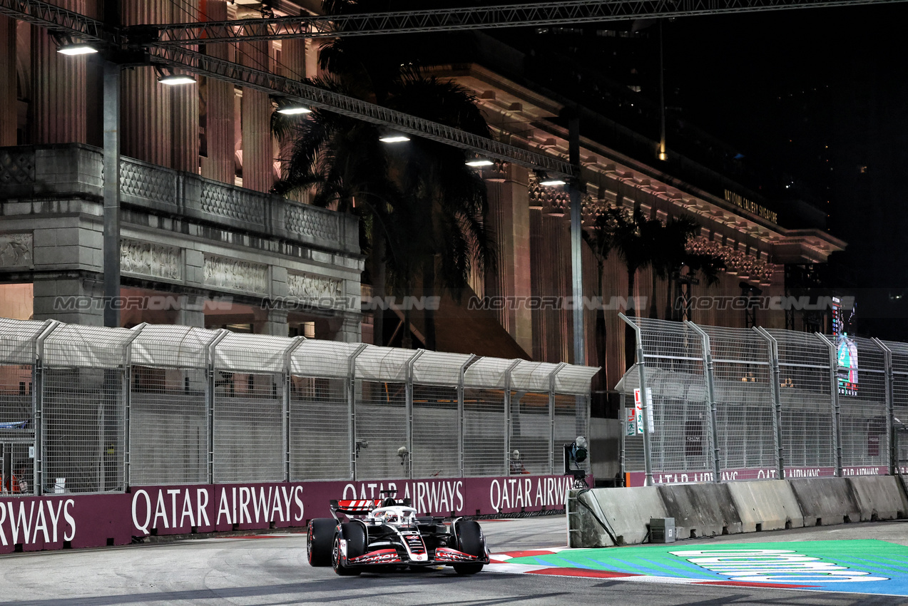 GP SINGAPORE, Kevin Magnussen (DEN) Haas VF-24.

20.09.2024. Formula 1 World Championship, Rd 18, Singapore Grand Prix, Marina Bay Street Circuit, Singapore, Practice Day.

- www.xpbimages.com, EMail: requests@xpbimages.com © Copyright: Rew / XPB Images