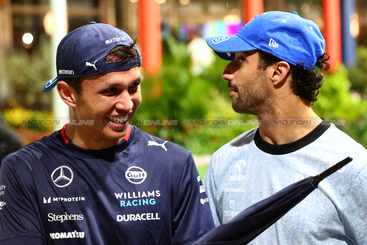 GP SINGAPORE, (L to R): Alexander Albon (THA) Williams Racing e Daniel Ricciardo (AUS) RB.

20.09.2024. Formula 1 World Championship, Rd 18, Singapore Grand Prix, Marina Bay Street Circuit, Singapore, Practice Day.

 - www.xpbimages.com, EMail: requests@xpbimages.com © Copyright: Coates / XPB Images