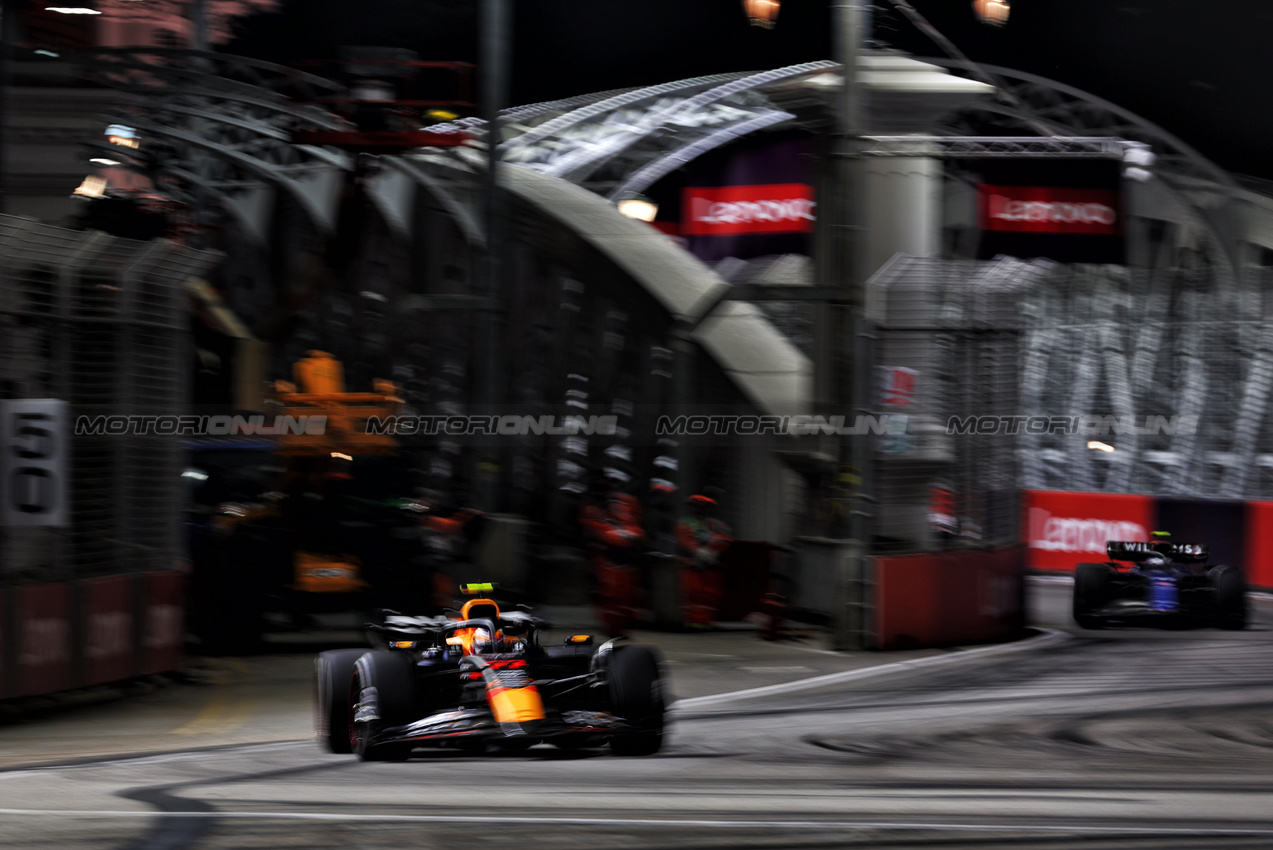 GP SINGAPORE, Sergio Perez (MEX) Red Bull Racing RB20.

20.09.2024. Formula 1 World Championship, Rd 18, Singapore Grand Prix, Marina Bay Street Circuit, Singapore, Practice Day.

 - www.xpbimages.com, EMail: requests@xpbimages.com © Copyright: Coates / XPB Images