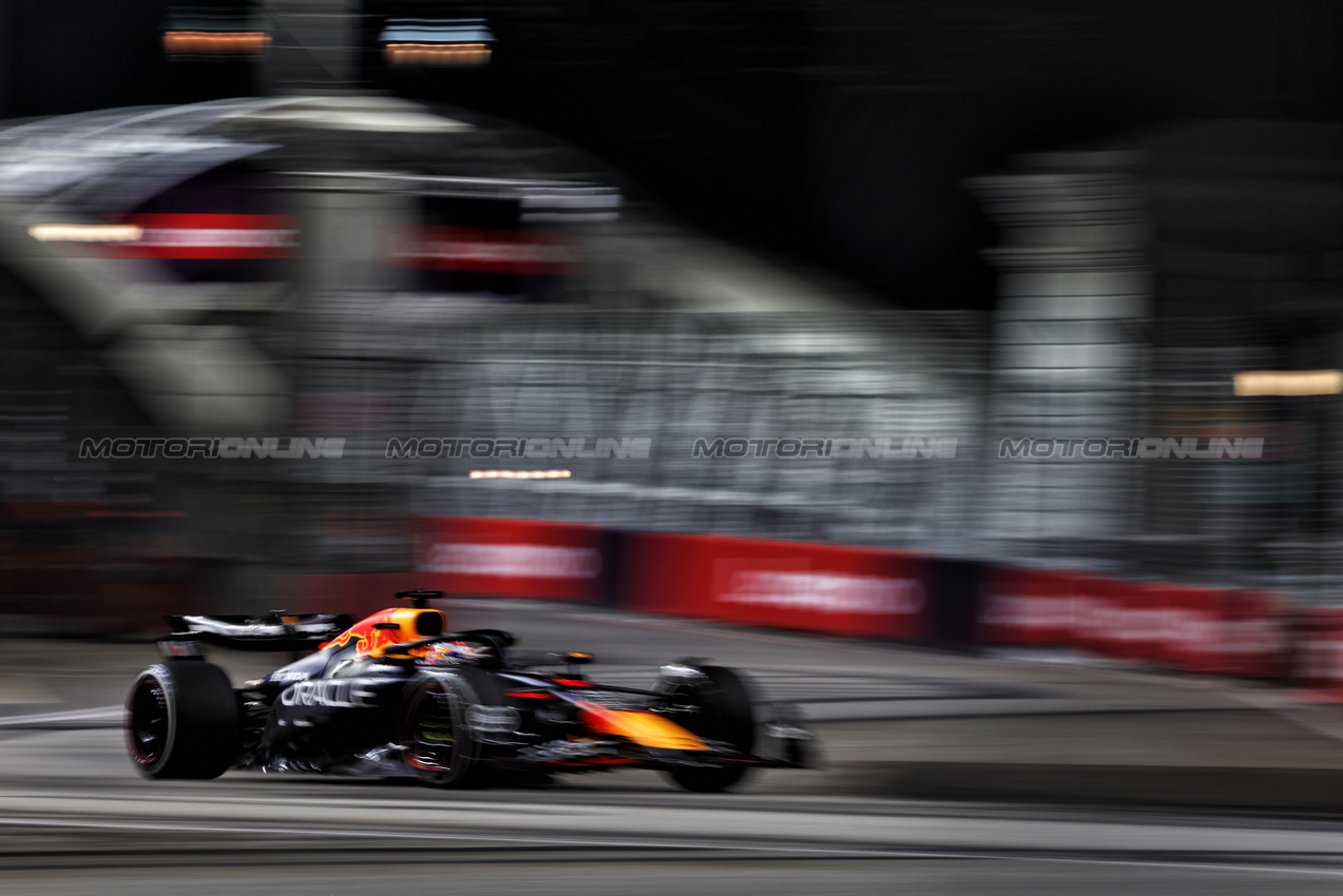 GP SINGAPORE, Max Verstappen (NLD) Red Bull Racing RB20.

20.09.2024. Formula 1 World Championship, Rd 18, Singapore Grand Prix, Marina Bay Street Circuit, Singapore, Practice Day.

 - www.xpbimages.com, EMail: requests@xpbimages.com © Copyright: Coates / XPB Images