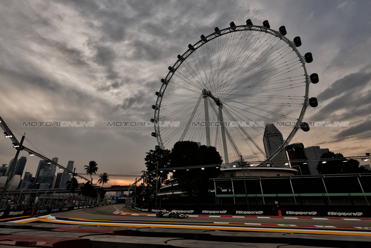 GP SINGAPORE, Kevin Magnussen (DEN) Haas VF-24.

20.09.2024. Formula 1 World Championship, Rd 18, Singapore Grand Prix, Marina Bay Street Circuit, Singapore, Practice Day.

- www.xpbimages.com, EMail: requests@xpbimages.com © Copyright: Moy / XPB Images