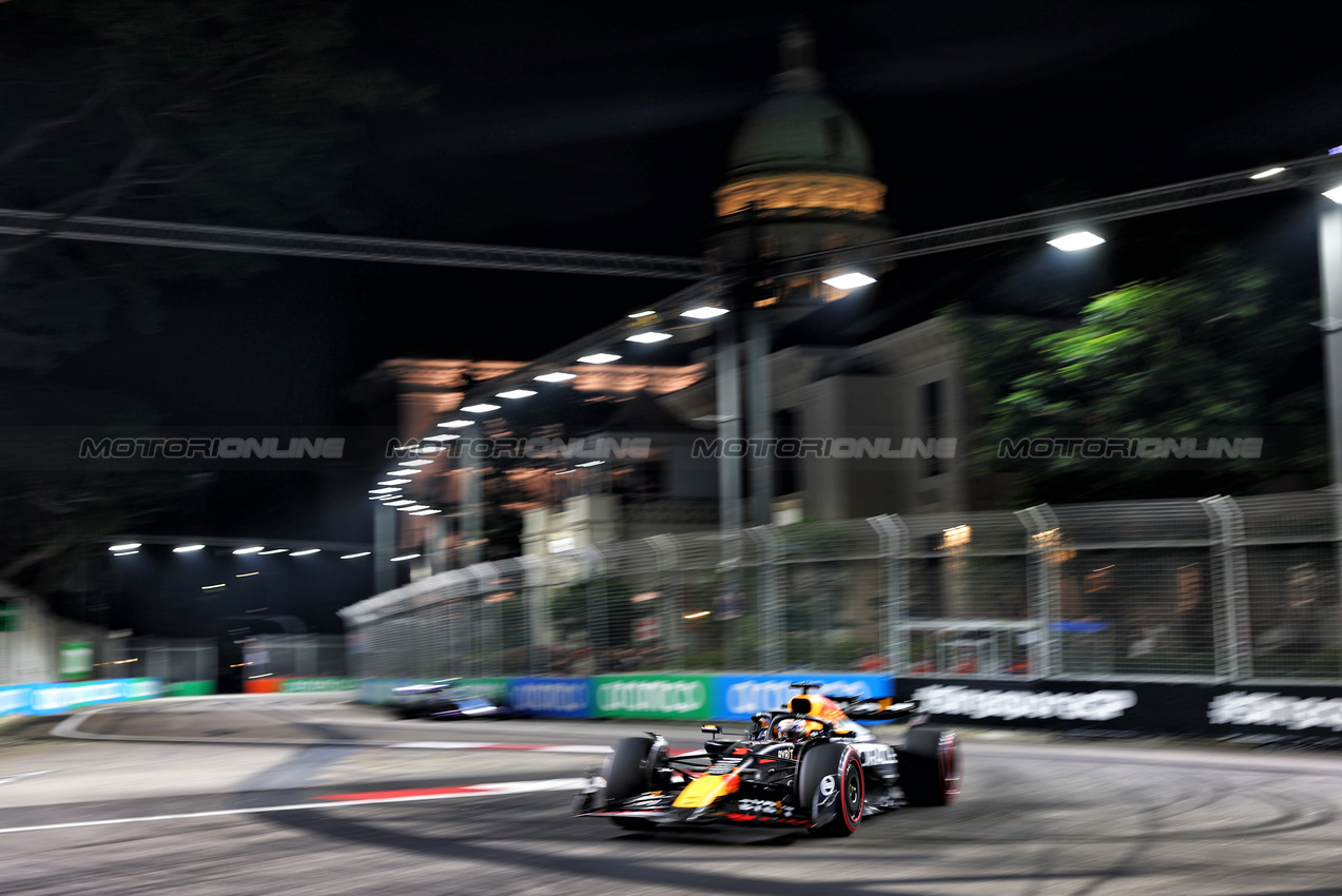 GP SINGAPORE, Max Verstappen (NLD) Red Bull Racing RB20.

20.09.2024. Formula 1 World Championship, Rd 18, Singapore Grand Prix, Marina Bay Street Circuit, Singapore, Practice Day.

 - www.xpbimages.com, EMail: requests@xpbimages.com © Copyright: Coates / XPB Images