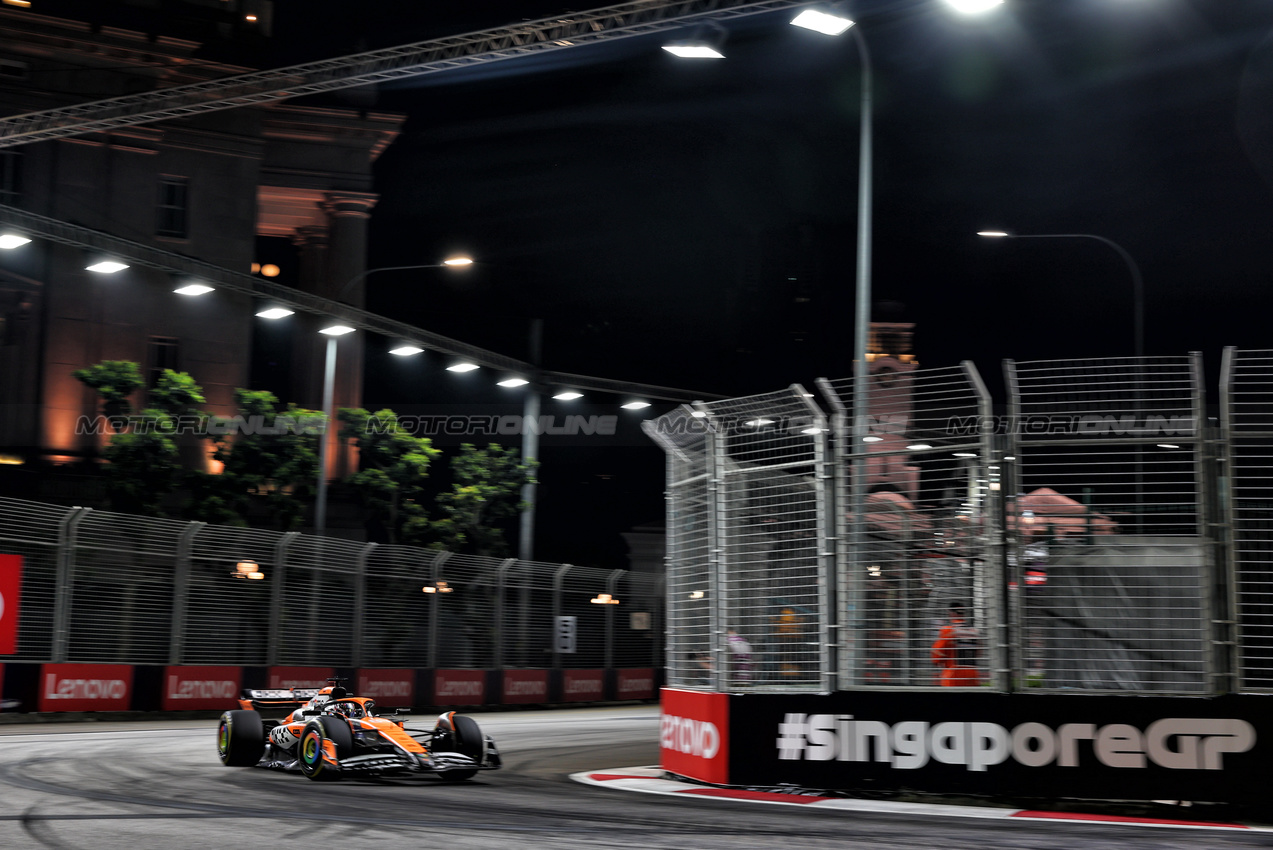 GP SINGAPORE, Oscar Piastri (AUS) McLaren MCL38.

20.09.2024. Formula 1 World Championship, Rd 18, Singapore Grand Prix, Marina Bay Street Circuit, Singapore, Practice Day.

 - www.xpbimages.com, EMail: requests@xpbimages.com © Copyright: Coates / XPB Images