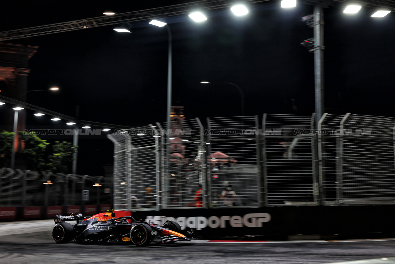 GP SINGAPORE, Sergio Perez (MEX) Red Bull Racing RB20.

20.09.2024. Formula 1 World Championship, Rd 18, Singapore Grand Prix, Marina Bay Street Circuit, Singapore, Practice Day.

 - www.xpbimages.com, EMail: requests@xpbimages.com © Copyright: Coates / XPB Images