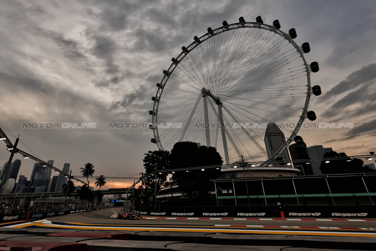 GP SINGAPORE, Carlos Sainz Jr (ESP) Ferrari SF-24.

20.09.2024. Formula 1 World Championship, Rd 18, Singapore Grand Prix, Marina Bay Street Circuit, Singapore, Practice Day.

- www.xpbimages.com, EMail: requests@xpbimages.com © Copyright: Moy / XPB Images