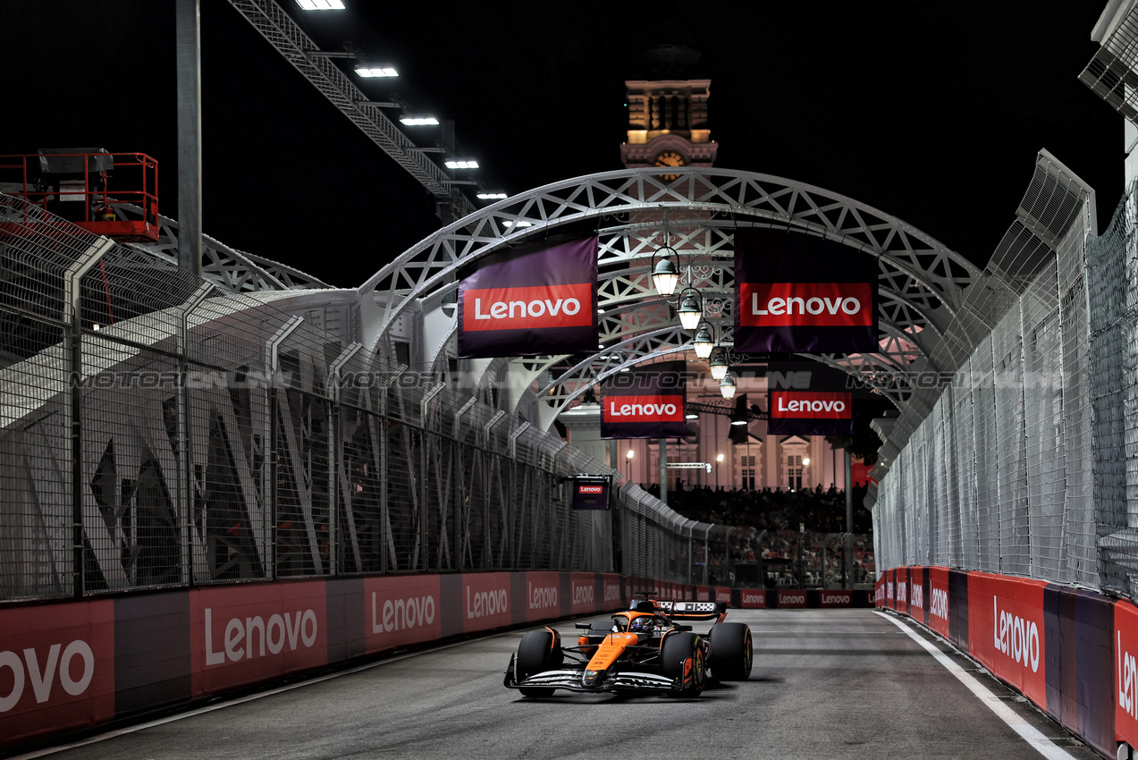 GP SINGAPORE, Oscar Piastri (AUS) McLaren MCL38.

20.09.2024. Formula 1 World Championship, Rd 18, Singapore Grand Prix, Marina Bay Street Circuit, Singapore, Practice Day.

- www.xpbimages.com, EMail: requests@xpbimages.com © Copyright: Rew / XPB Images