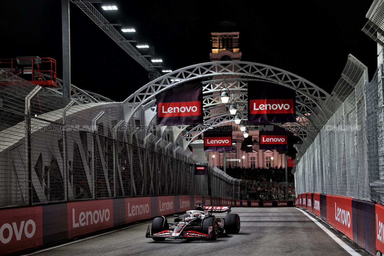 GP SINGAPORE, Kevin Magnussen (DEN) Haas VF-24.

20.09.2024. Formula 1 World Championship, Rd 18, Singapore Grand Prix, Marina Bay Street Circuit, Singapore, Practice Day.

- www.xpbimages.com, EMail: requests@xpbimages.com © Copyright: Rew / XPB Images