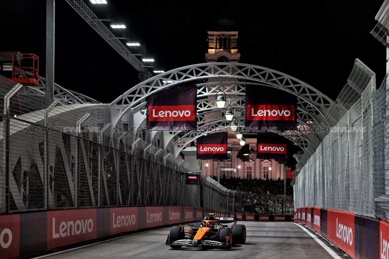 GP SINGAPORE, Lando Norris (GBR) McLaren MCL38.

20.09.2024. Formula 1 World Championship, Rd 18, Singapore Grand Prix, Marina Bay Street Circuit, Singapore, Practice Day.

- www.xpbimages.com, EMail: requests@xpbimages.com © Copyright: Rew / XPB Images