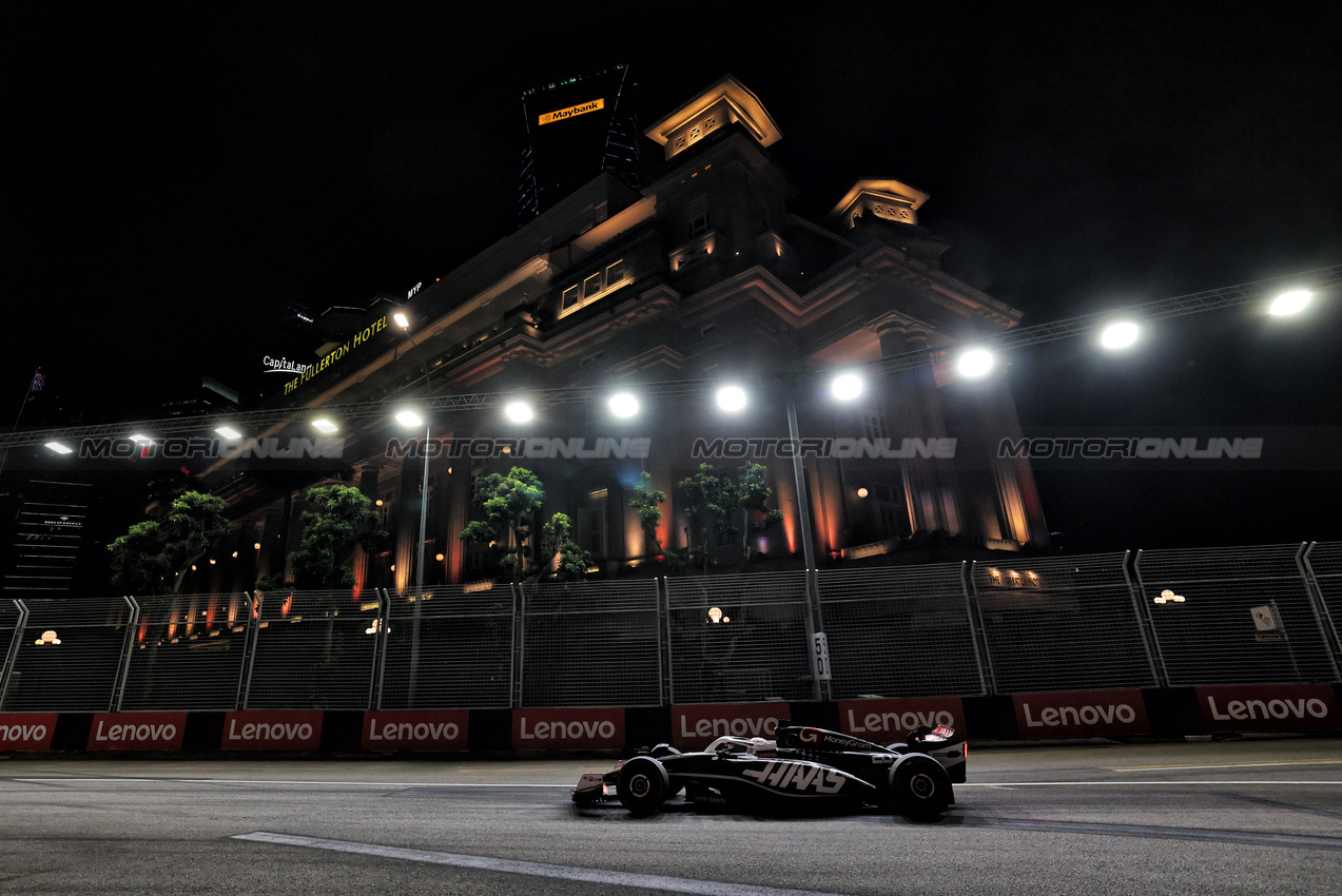 GP SINGAPORE, Kevin Magnussen (DEN) Haas VF-24.

20.09.2024. Formula 1 World Championship, Rd 18, Singapore Grand Prix, Marina Bay Street Circuit, Singapore, Practice Day.

- www.xpbimages.com, EMail: requests@xpbimages.com © Copyright: Rew / XPB Images