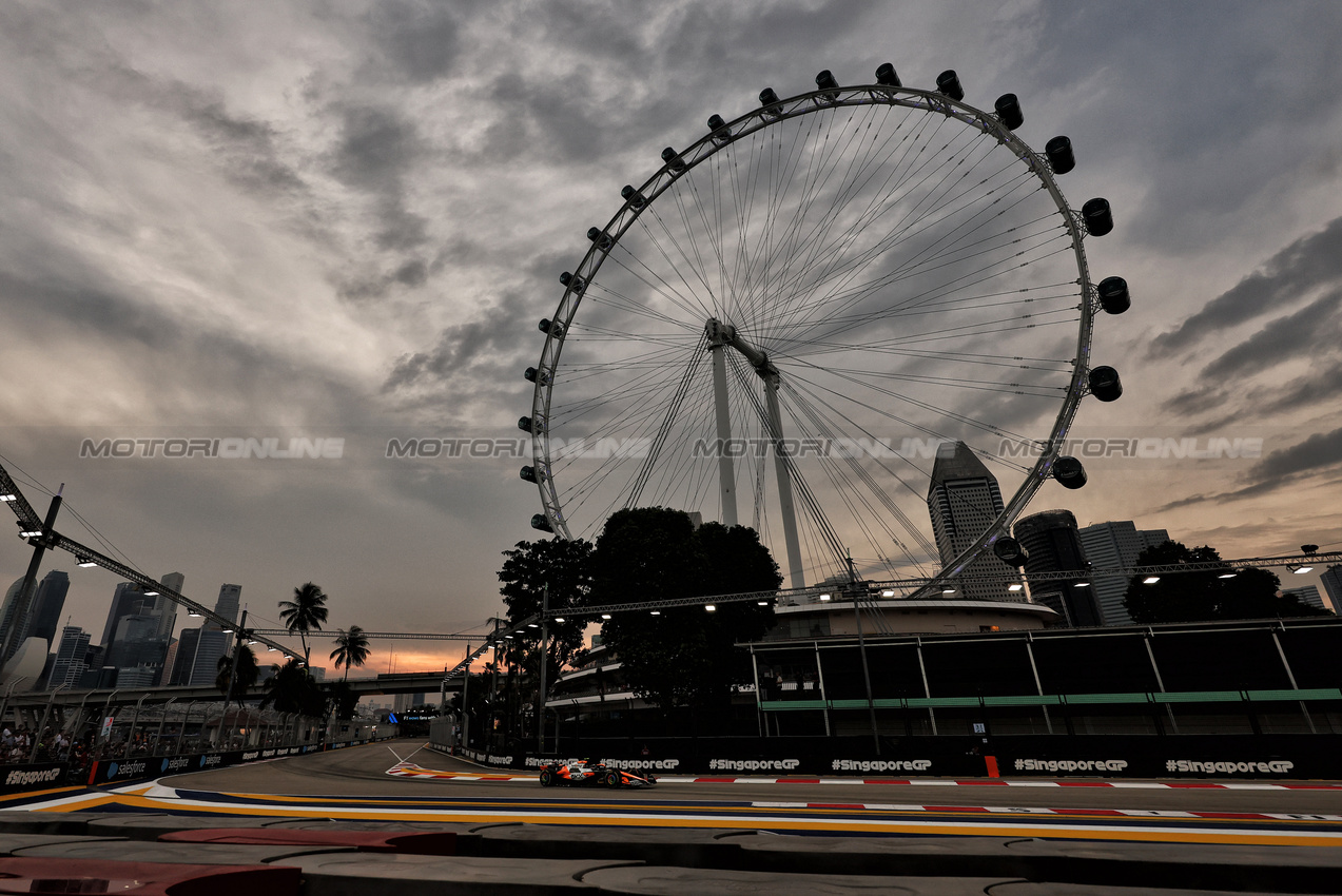 GP SINGAPORE, Lando Norris (GBR) McLaren MCL38.

20.09.2024. Formula 1 World Championship, Rd 18, Singapore Grand Prix, Marina Bay Street Circuit, Singapore, Practice Day.

- www.xpbimages.com, EMail: requests@xpbimages.com © Copyright: Moy / XPB Images