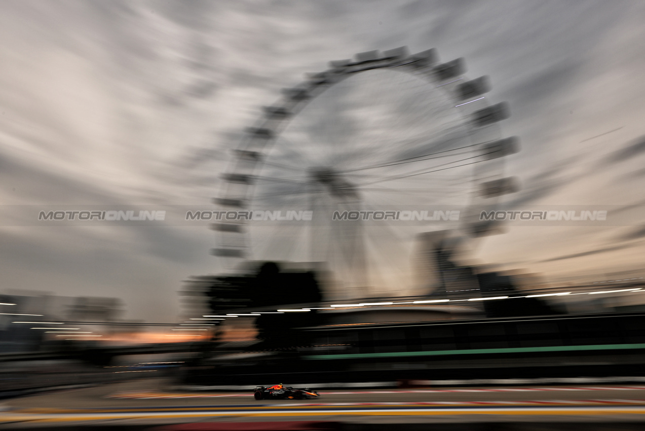 GP SINGAPORE, Sergio Perez (MEX) Red Bull Racing RB20.

20.09.2024. Formula 1 World Championship, Rd 18, Singapore Grand Prix, Marina Bay Street Circuit, Singapore, Practice Day.

- www.xpbimages.com, EMail: requests@xpbimages.com © Copyright: Moy / XPB Images