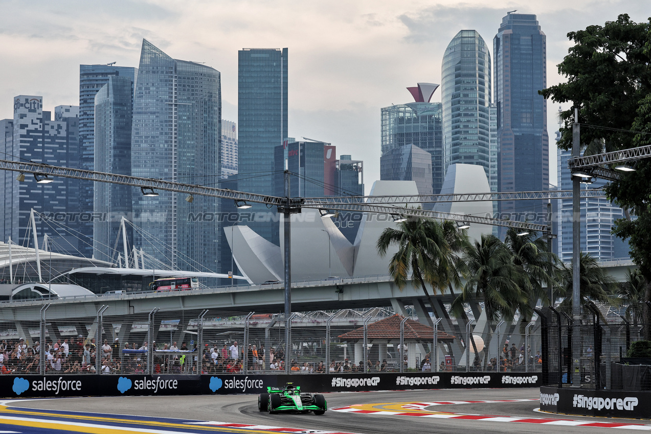 GP SINGAPORE, Zhou Guanyu (CHN) Sauber C44.

20.09.2024. Formula 1 World Championship, Rd 18, Singapore Grand Prix, Marina Bay Street Circuit, Singapore, Practice Day.

- www.xpbimages.com, EMail: requests@xpbimages.com © Copyright: Moy / XPB Images