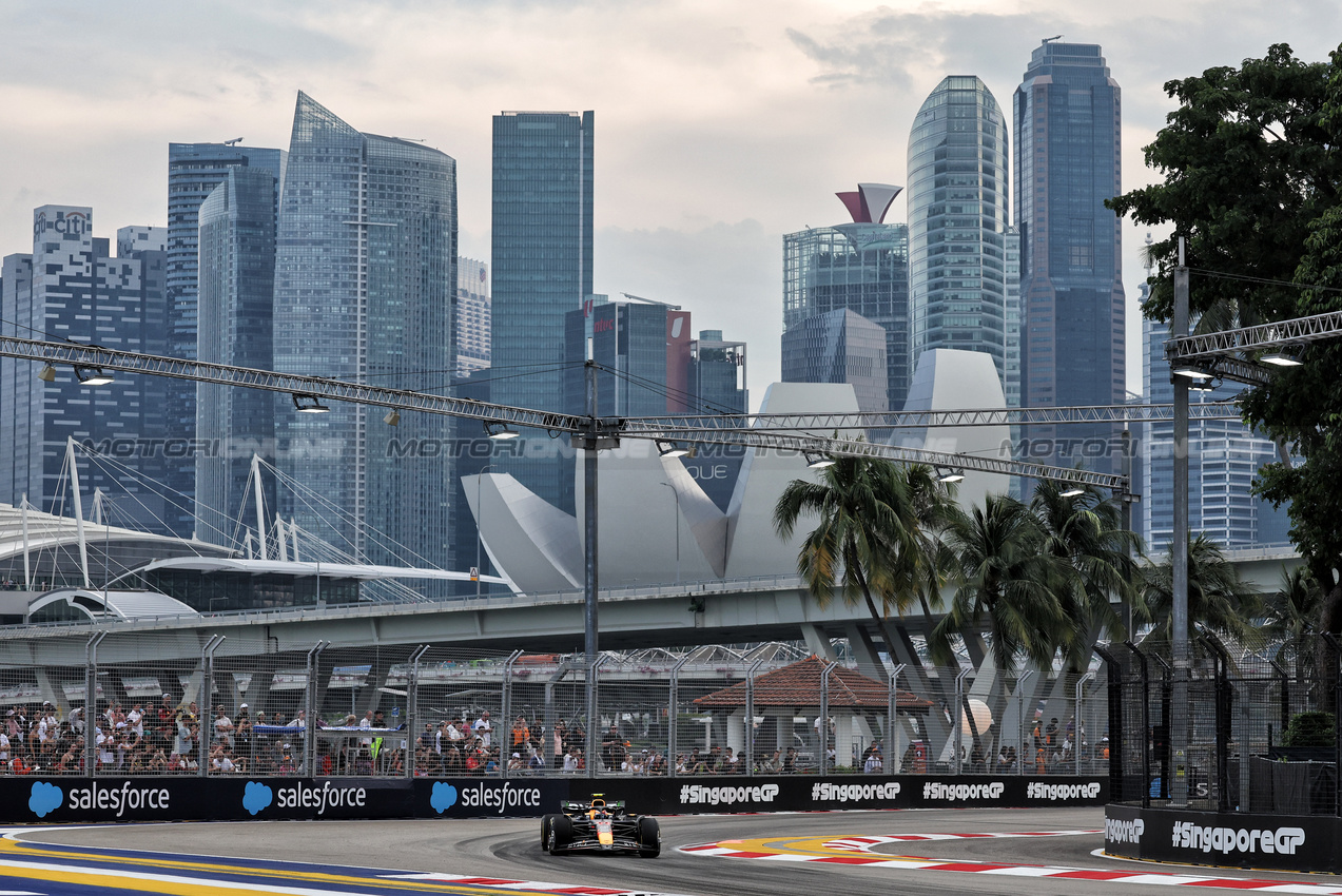 GP SINGAPORE, Sergio Perez (MEX) Red Bull Racing RB20.

20.09.2024. Formula 1 World Championship, Rd 18, Singapore Grand Prix, Marina Bay Street Circuit, Singapore, Practice Day.

- www.xpbimages.com, EMail: requests@xpbimages.com © Copyright: Moy / XPB Images