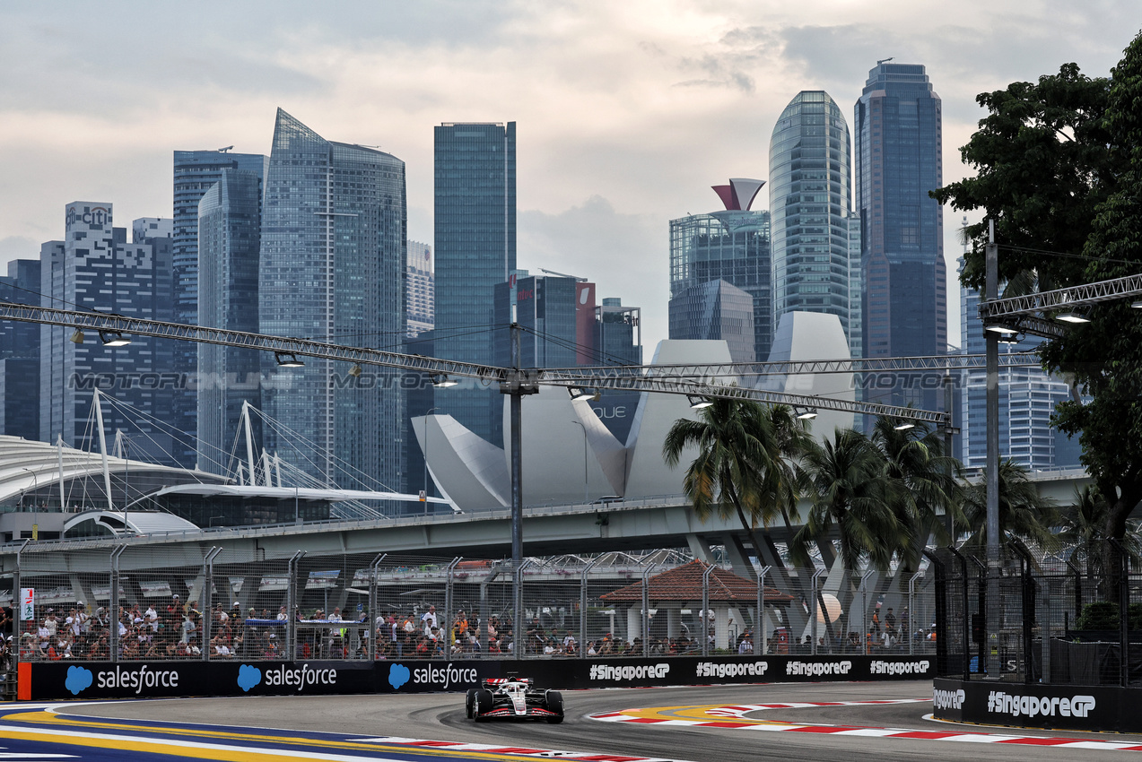 GP SINGAPORE, Kevin Magnussen (DEN) Haas VF-24.

20.09.2024. Formula 1 World Championship, Rd 18, Singapore Grand Prix, Marina Bay Street Circuit, Singapore, Practice Day.

- www.xpbimages.com, EMail: requests@xpbimages.com © Copyright: Moy / XPB Images