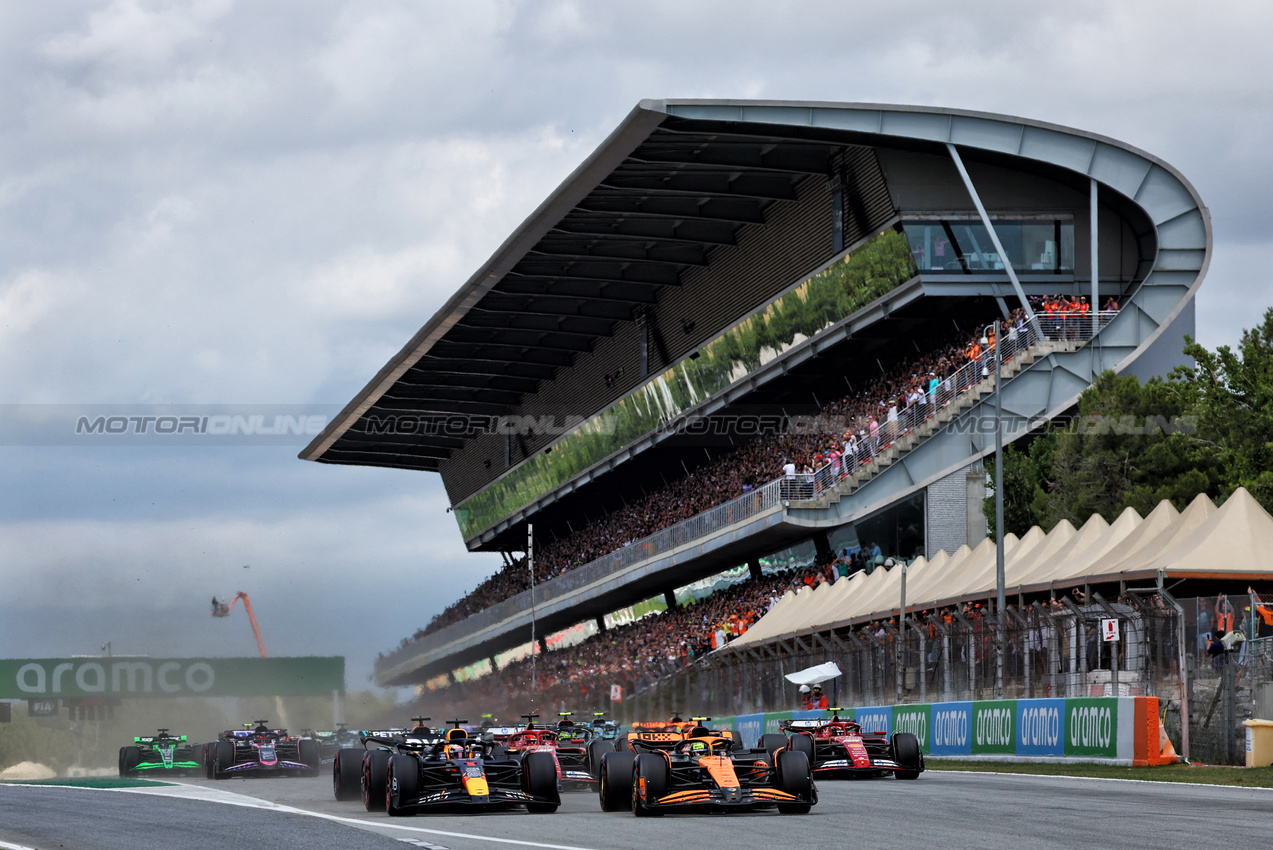 GP SPAGNA, Lando Norris (GBR) McLaren MCL38 davanti a Max Verstappen (NLD) Red Bull Racing RB20 at the partenza of the race.

23.06.2024. Formula 1 World Championship, Rd 10, Spanish Grand Prix, Barcelona, Spain, Gara Day.

- www.xpbimages.com, EMail: requests@xpbimages.com © Copyright: Batchelor / XPB Images