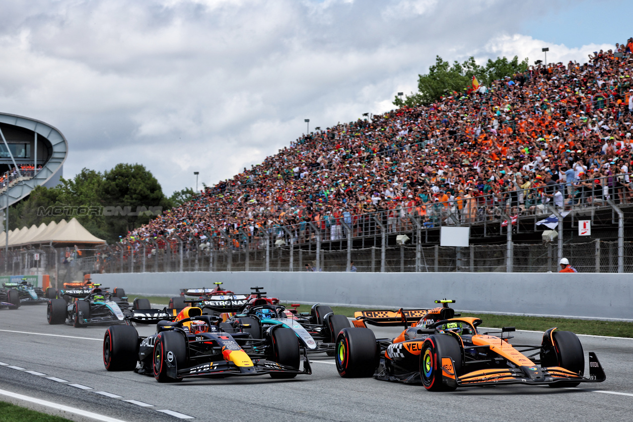 GP SPAGNA, Lando Norris (GBR) McLaren MCL38 davanti a Max Verstappen (NLD) Red Bull Racing RB20 at the partenza of the race.

23.06.2024. Formula 1 World Championship, Rd 10, Spanish Grand Prix, Barcelona, Spain, Gara Day.

- www.xpbimages.com, EMail: requests@xpbimages.com © Copyright: Batchelor / XPB Images