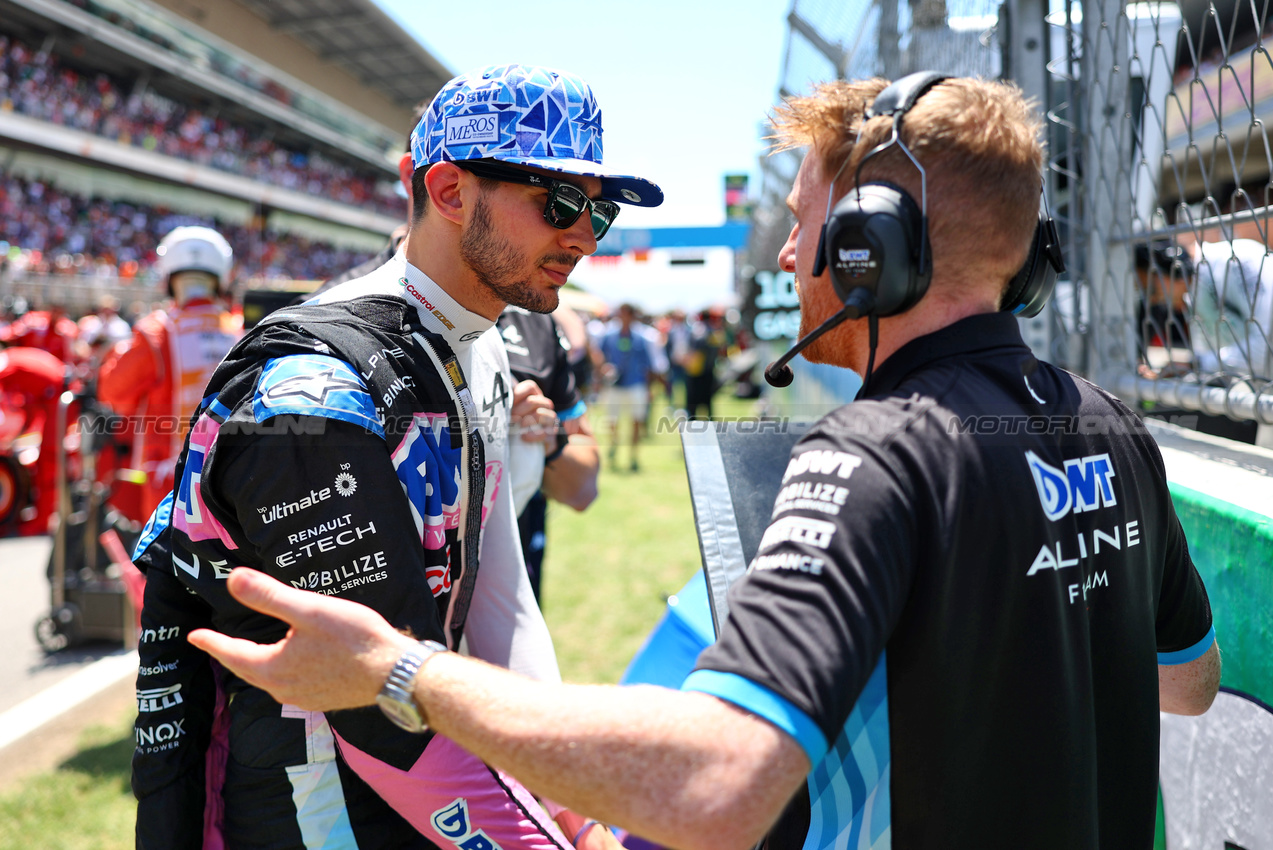 GP SPAGNA, Esteban Ocon (FRA) Alpine F1 Team with Josh Peckett (GBR) Alpine F1 Team Gara Engineer on the grid.

23.06.2024. Formula 1 World Championship, Rd 10, Spanish Grand Prix, Barcelona, Spain, Gara Day.

- www.xpbimages.com, EMail: requests@xpbimages.com © Copyright: Charniaux / XPB Images