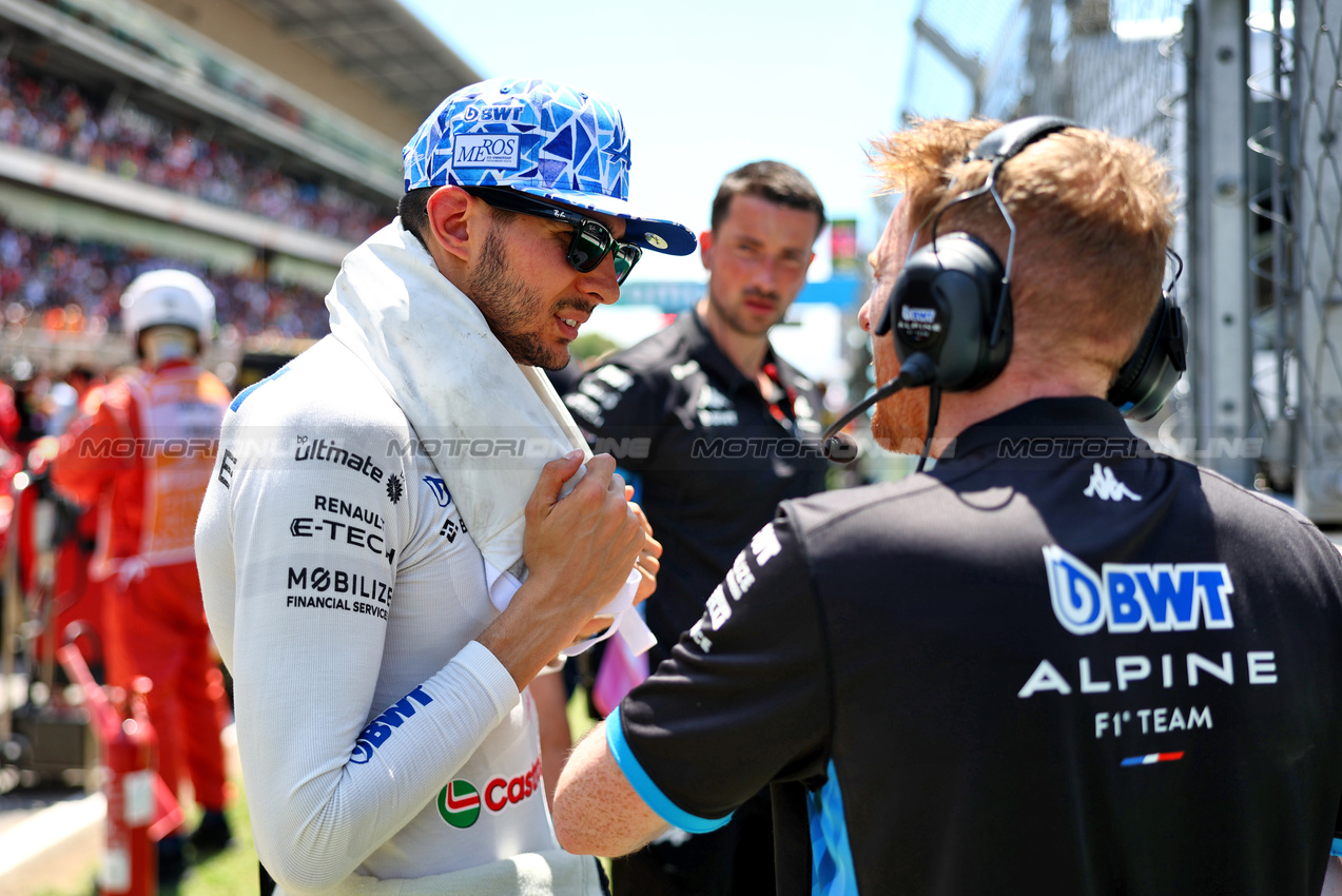 GP SPAGNA, Esteban Ocon (FRA) Alpine F1 Team with Josh Peckett (GBR) Alpine F1 Team Gara Engineer on the grid.

23.06.2024. Formula 1 World Championship, Rd 10, Spanish Grand Prix, Barcelona, Spain, Gara Day.

- www.xpbimages.com, EMail: requests@xpbimages.com © Copyright: Charniaux / XPB Images