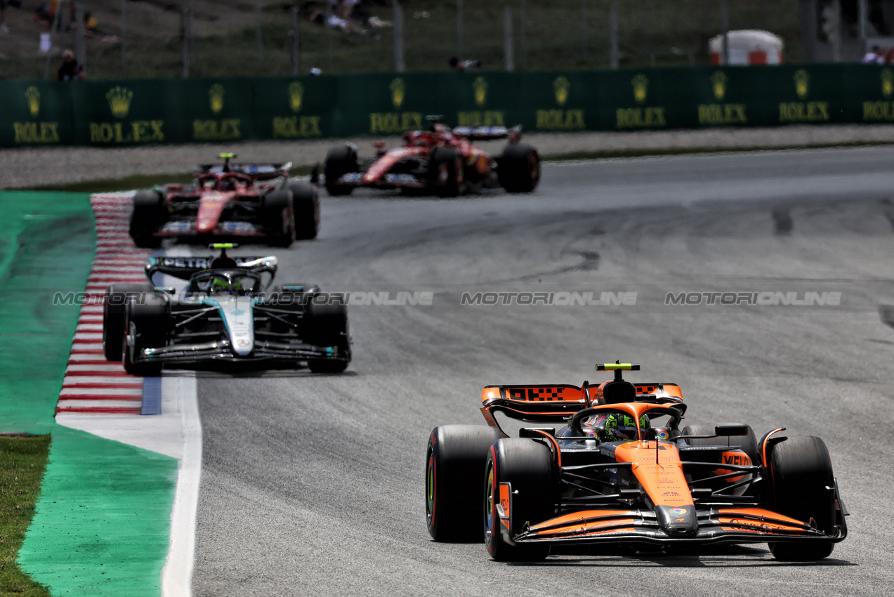 GP SPAGNA, Lando Norris (GBR) McLaren MCL38.

23.06.2024. Formula 1 World Championship, Rd 10, Spanish Grand Prix, Barcelona, Spain, Gara Day.

- www.xpbimages.com, EMail: requests@xpbimages.com © Copyright: Batchelor / XPB Images