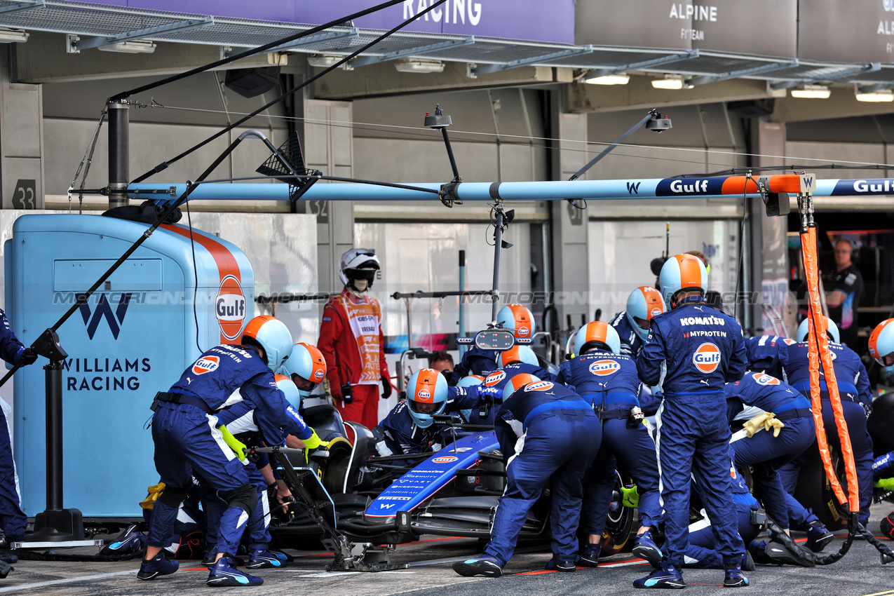 GP SPAGNA, Logan Sargeant (USA) Williams Racing FW46 makes a pit stop.

23.06.2024. Formula 1 World Championship, Rd 10, Spanish Grand Prix, Barcelona, Spain, Gara Day.

- www.xpbimages.com, EMail: requests@xpbimages.com © Copyright: Batchelor / XPB Images