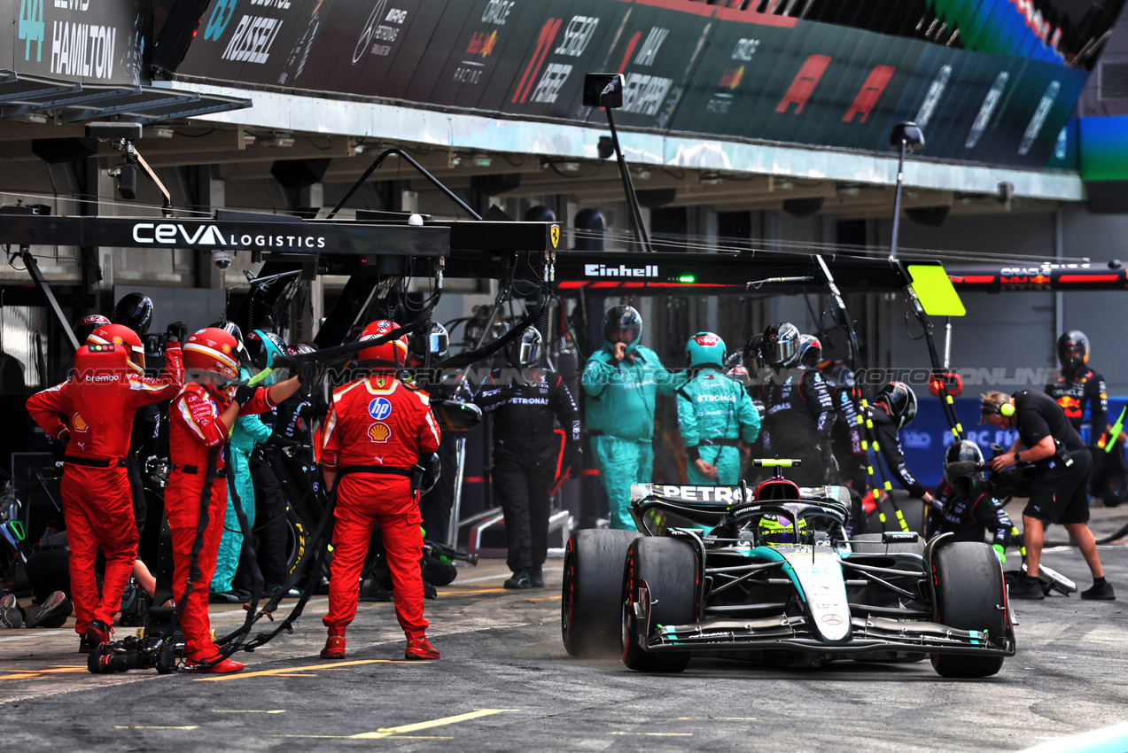 GP SPAGNA, Lewis Hamilton (GBR) Mercedes AMG F1 W15 makes a pit stop.

23.06.2024. Formula 1 World Championship, Rd 10, Spanish Grand Prix, Barcelona, Spain, Gara Day.

- www.xpbimages.com, EMail: requests@xpbimages.com © Copyright: Batchelor / XPB Images