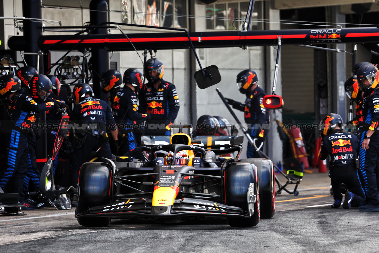 GP SPAGNA, Max Verstappen (NLD) Red Bull Racing RB20 makes a pit stop.

23.06.2024. Formula 1 World Championship, Rd 10, Spanish Grand Prix, Barcelona, Spain, Gara Day.

- www.xpbimages.com, EMail: requests@xpbimages.com © Copyright: Batchelor / XPB Images