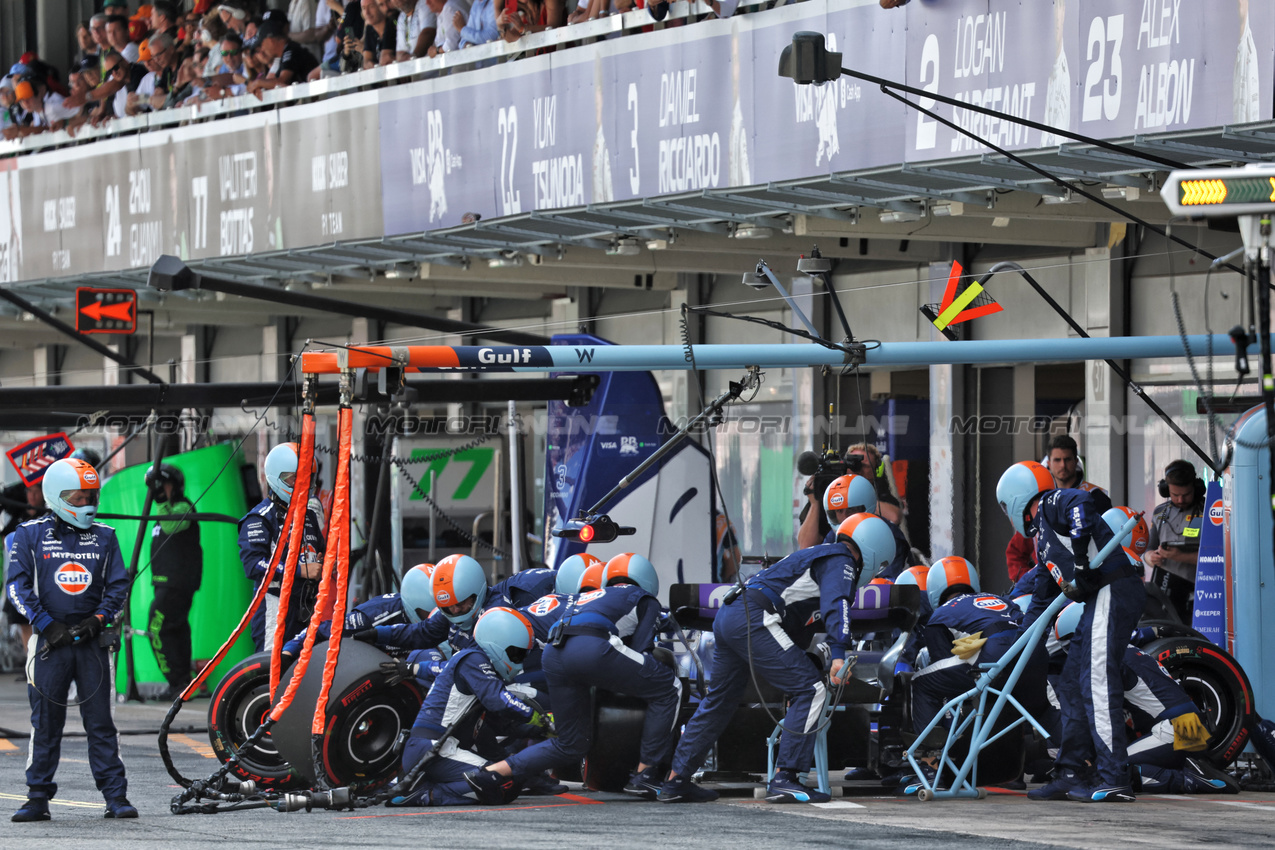 GP SPAGNA, Alexander Albon (THA) Williams Racing FW46 makes a pit stop.

23.06.2024. Formula 1 World Championship, Rd 10, Spanish Grand Prix, Barcelona, Spain, Gara Day.

- www.xpbimages.com, EMail: requests@xpbimages.com © Copyright: Batchelor / XPB Images