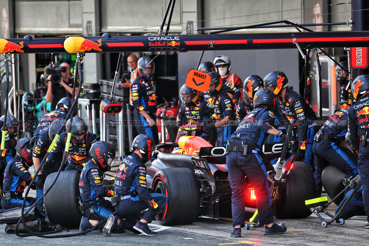 GP SPAGNA, Sergio Perez (MEX) Red Bull Racing RB20 makes a pit stop.

23.06.2024. Formula 1 World Championship, Rd 10, Spanish Grand Prix, Barcelona, Spain, Gara Day.

- www.xpbimages.com, EMail: requests@xpbimages.com © Copyright: Batchelor / XPB Images