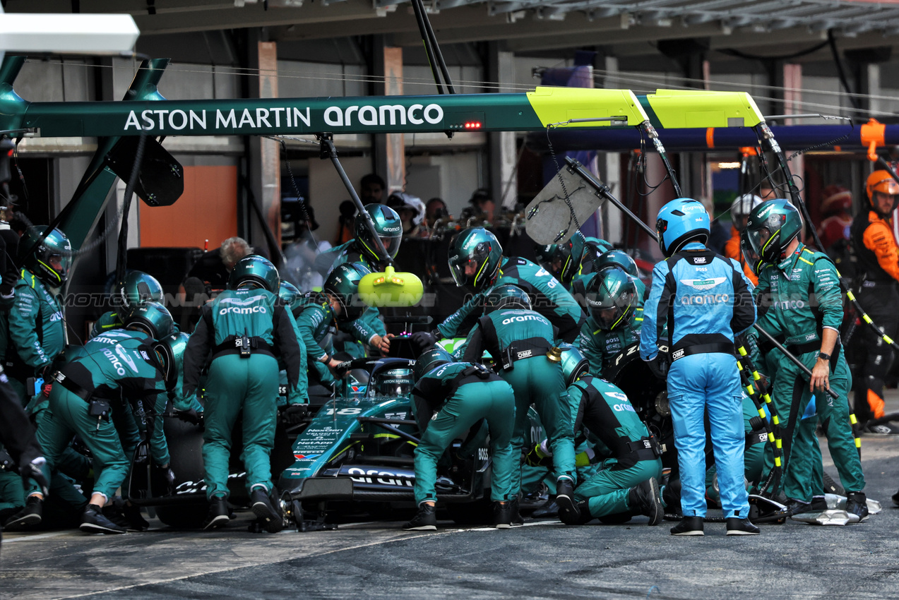 GP SPAGNA, Lance Stroll (CDN) Aston Martin F1 Team AMR24 makes a pit stop.

23.06.2024. Formula 1 World Championship, Rd 10, Spanish Grand Prix, Barcelona, Spain, Gara Day.

- www.xpbimages.com, EMail: requests@xpbimages.com © Copyright: Batchelor / XPB Images