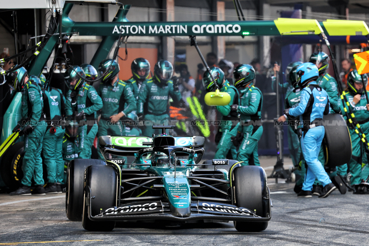 GP SPAGNA, Lance Stroll (CDN) Aston Martin F1 Team AMR24 makes a pit stop.

23.06.2024. Formula 1 World Championship, Rd 10, Spanish Grand Prix, Barcelona, Spain, Gara Day.

- www.xpbimages.com, EMail: requests@xpbimages.com © Copyright: Batchelor / XPB Images