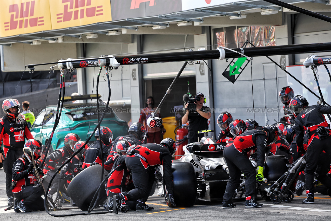 GP SPAGNA, Nico Hulkenberg (GER) Haas VF-24 makes a pit stop.

23.06.2024. Formula 1 World Championship, Rd 10, Spanish Grand Prix, Barcelona, Spain, Gara Day.

- www.xpbimages.com, EMail: requests@xpbimages.com © Copyright: Batchelor / XPB Images