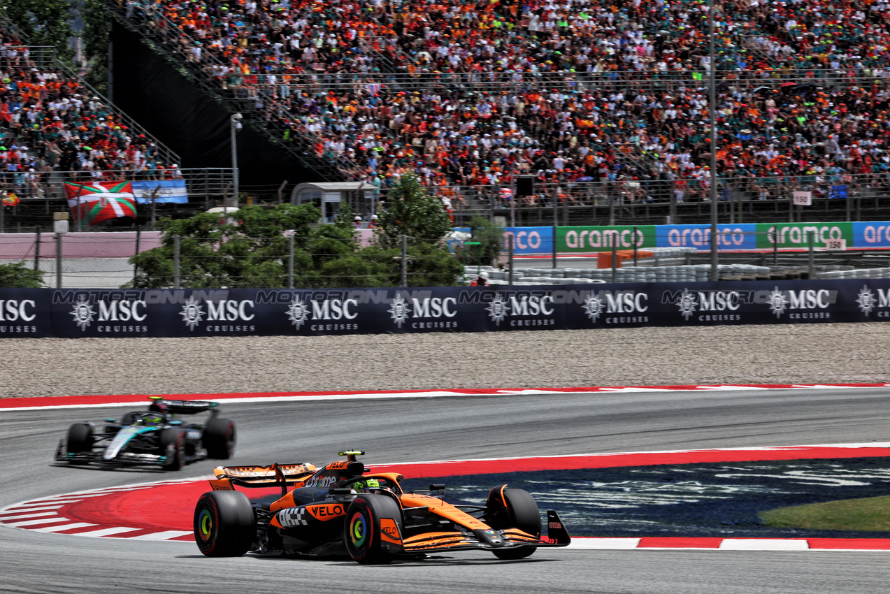 GP SPAGNA, Lando Norris (GBR) McLaren MCL38.

23.06.2024. Formula 1 World Championship, Rd 10, Spanish Grand Prix, Barcelona, Spain, Gara Day.

- www.xpbimages.com, EMail: requests@xpbimages.com © Copyright: Batchelor / XPB Images